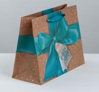 Пакет подарочный бумажный (23х18х10) крафт Кому-то особенному 1/250 Пакет подарочный бумажный (23х18х10) крафт Кому-то особенному 1/250